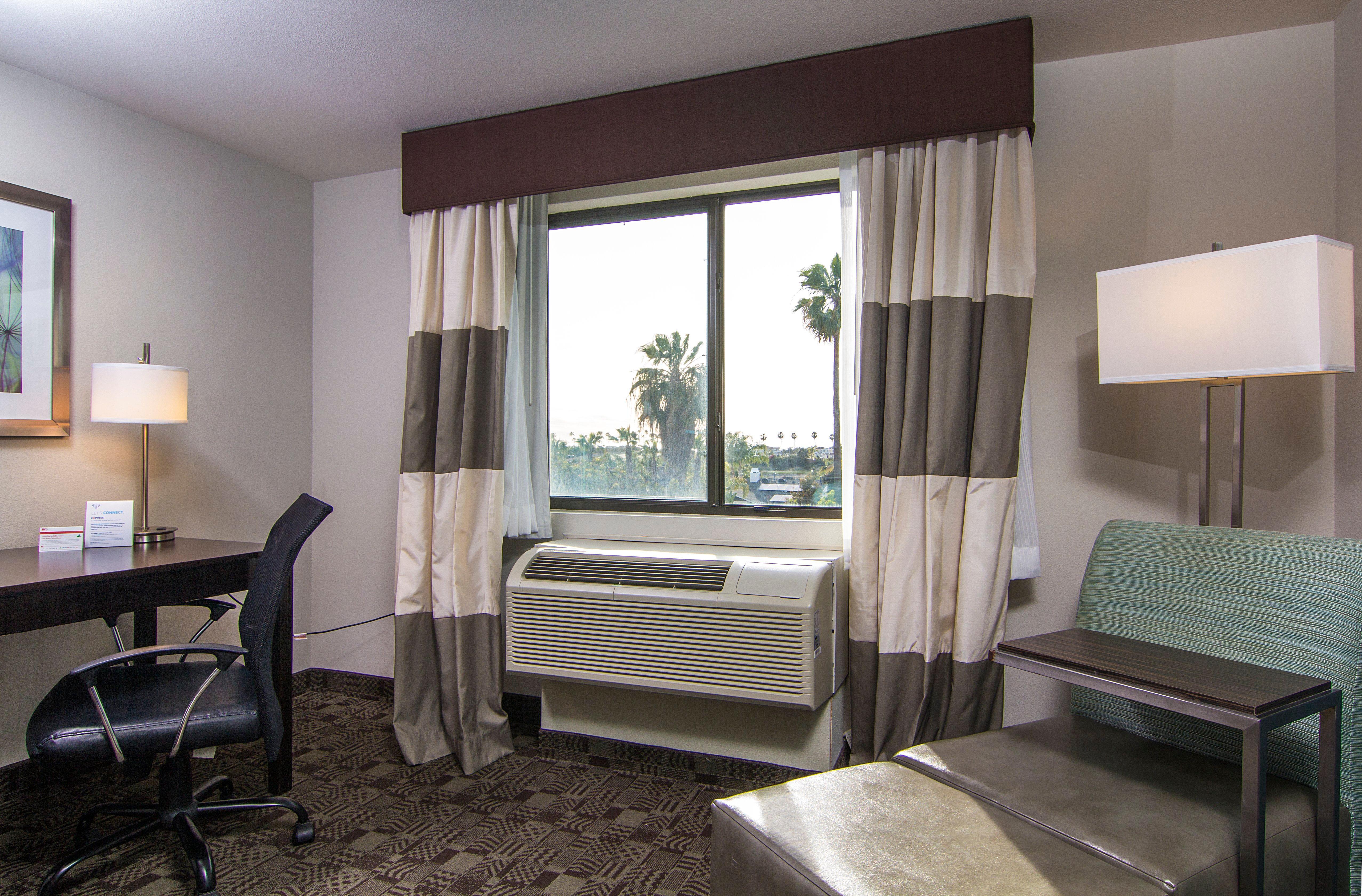 Holiday Inn Express Hotel & Suites Carlsbad Beach By Ihg Екстериор снимка